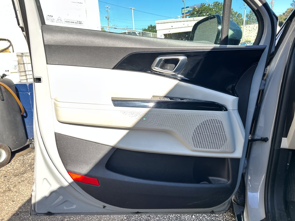 Used 2024 Kia Carnival EX FWD image 9