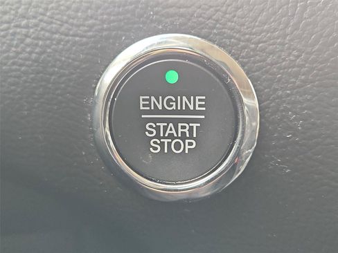 Used 2018 Ford Edge Titanium w/ Equipment Group 302A FWD image 17