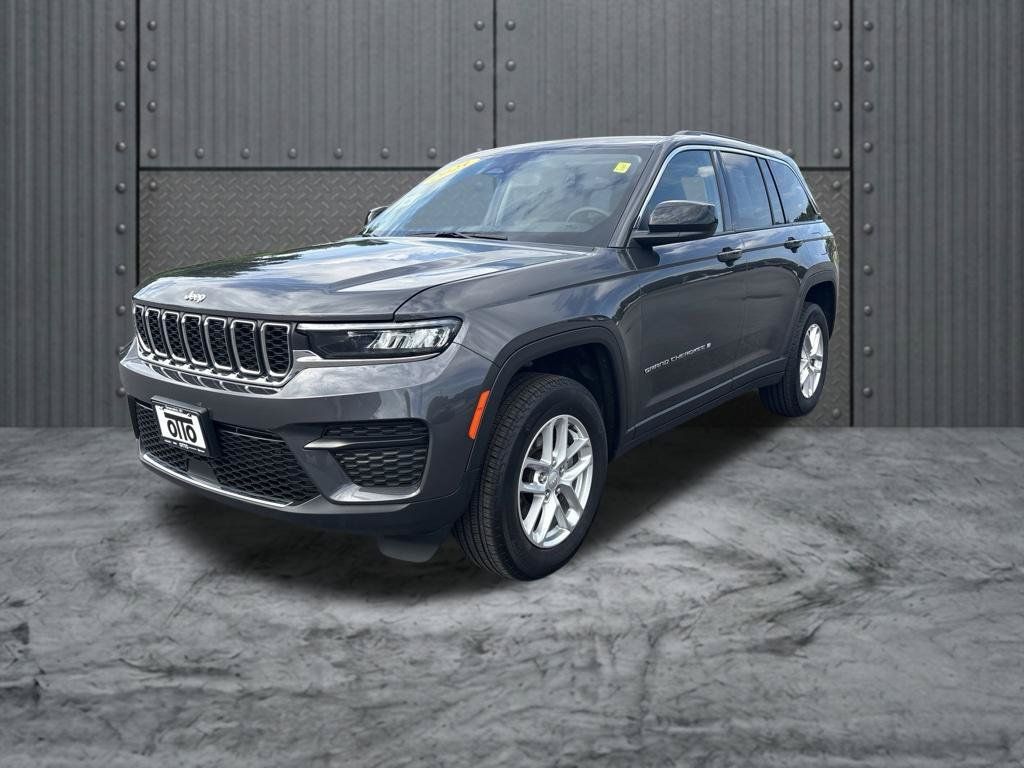 Used 2023 Jeep Grand Cherokee Laredo AWD/4WD image 3