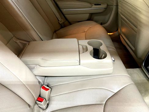 Used 2011 Chrysler 300 Limited w/ Luxury Group image 18