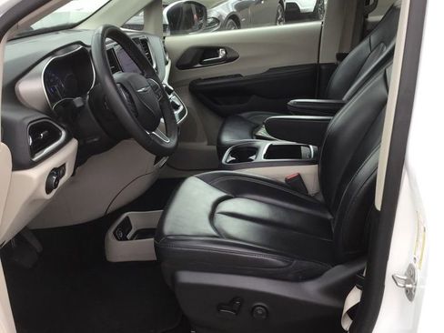 Used 2023 Chrysler Pacifica Touring-L FWD image 7
