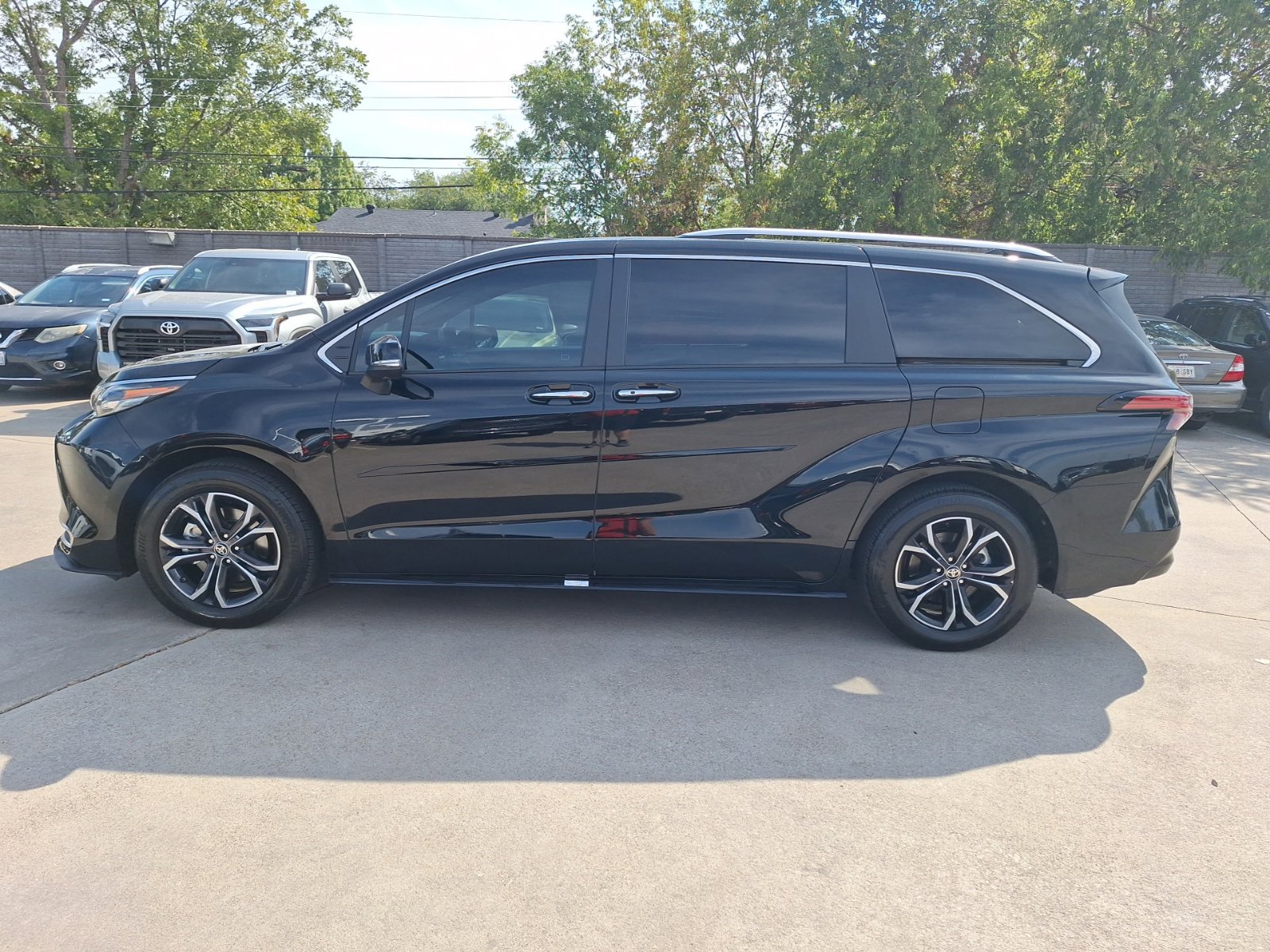 Used 2025 Toyota Sienna Platinum AWD/4WD image 3