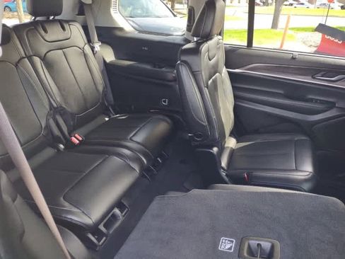 Used 2023 Jeep Grand Cherokee L Limited w/ Luxury Tech Group II AWD/4WD image 4