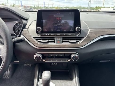Used 2025 Nissan Altima 2.5 SV FWD image 44