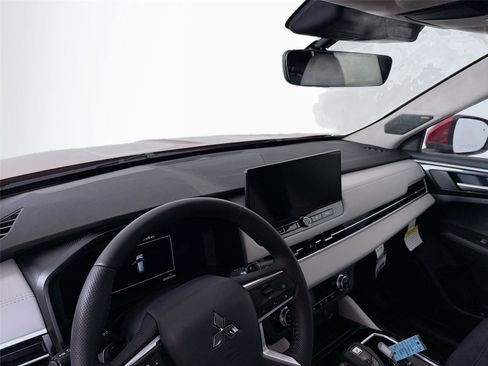 New 2025 Mitsubishi Outlander SE image 9