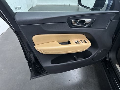 Used 2018 Volvo XC60 T5 Momentum w/ Convenience Package image 20