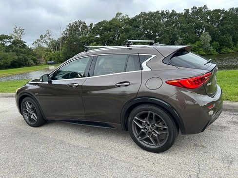 Used 2017 INFINITI QX30 Premium w/ Navigation Package FWD image 4