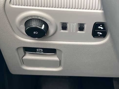 Used 2023 Jeep Wagoneer Series III w/ Preferred Equipment Group AWD/4WD image 31