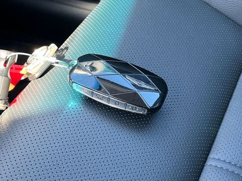 Used 2025 Genesis G70 2.5T image 22