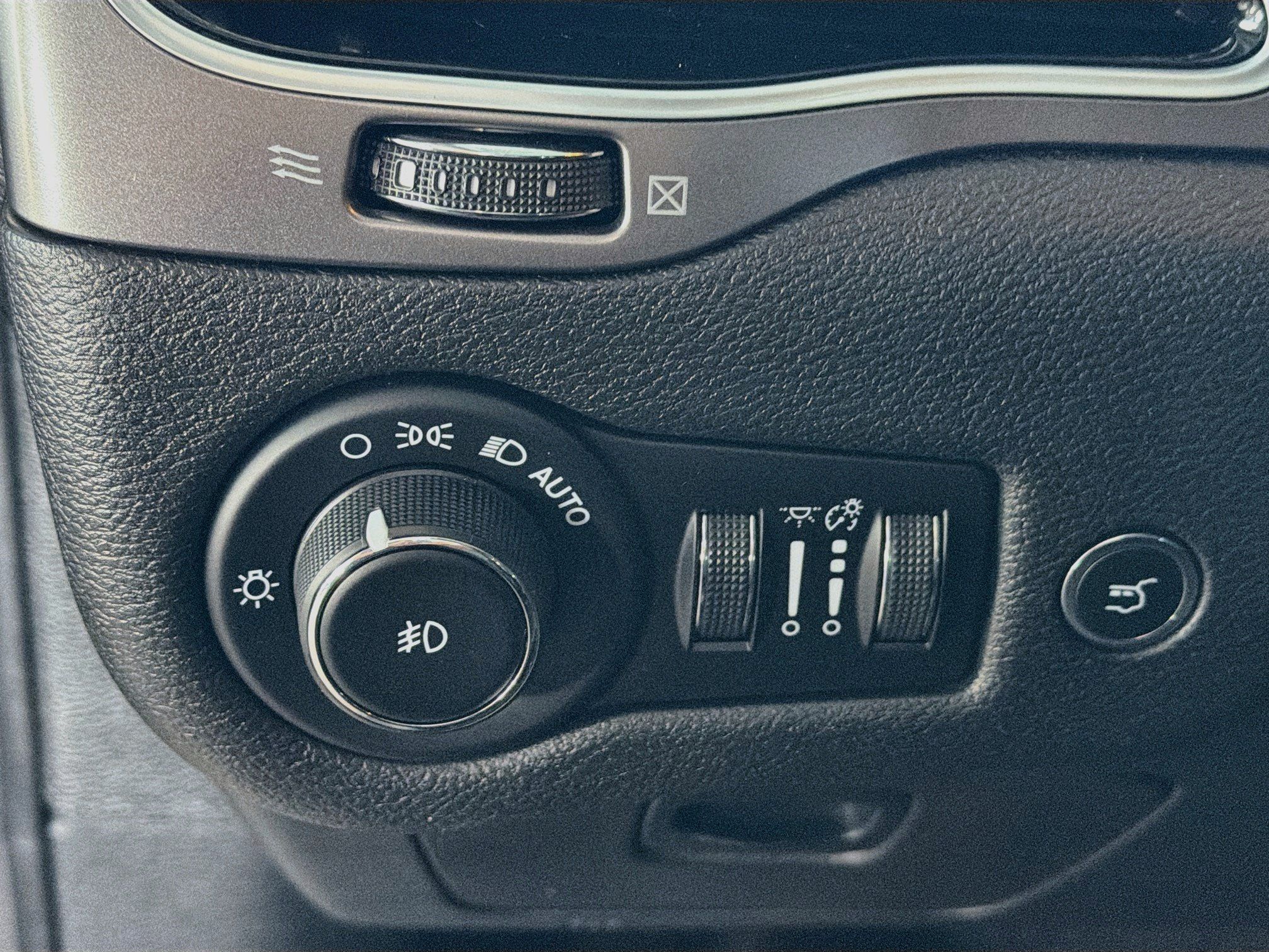 Used 2019 Jeep Cherokee Limited AWD/4WD image 16