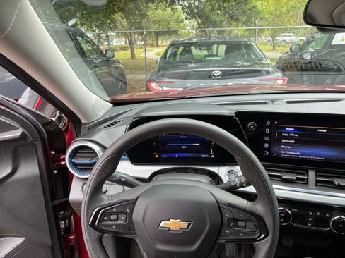 Used 2025 Chevrolet Trax LT FWD image 33