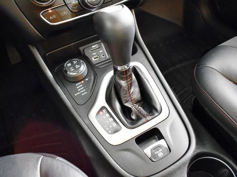 Used 2017 Jeep Cherokee Trailhawk w/ Comfort/Convenience Group image 46