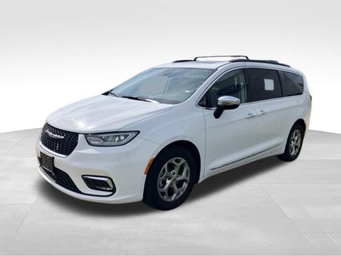Used 2023 Chrysler Pacifica Limited FWD image 8