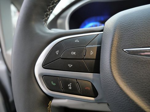 Used 2024 Chrysler Pacifica Touring-L image 27