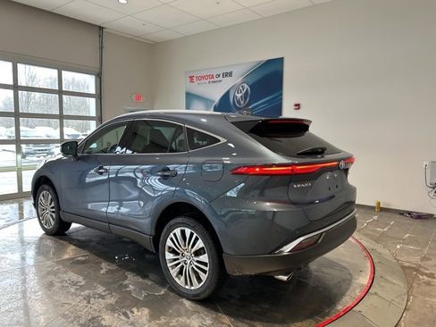 Used 2023 Toyota Venza XLE image 4