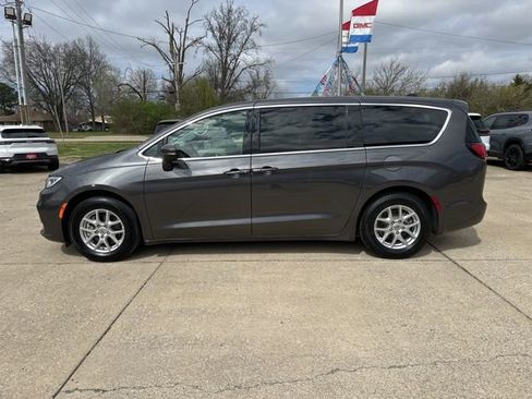 Used 2023 Chrysler Pacifica Touring-L FWD image 6
