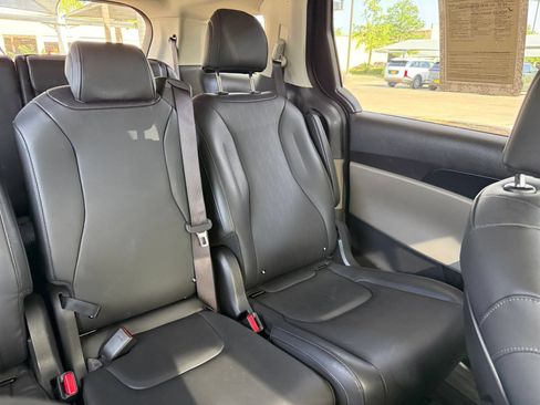 Used 2026 Kia Carnival FWD image 40