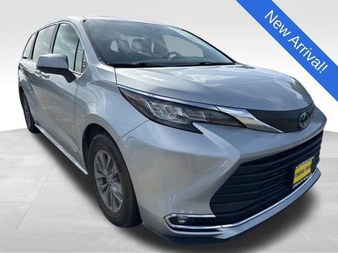 Used 2021 Toyota Sienna XLE FWD image 1