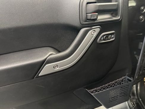 Used 2017 Jeep Wrangler Sahara w/ Connectivity Group AWD/4WD image 24