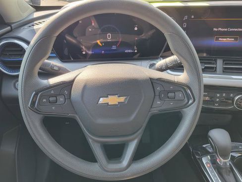 Used 2025 Chevrolet Trax LT FWD image 13