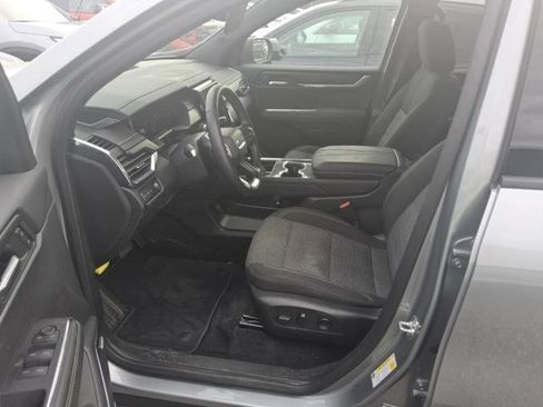 Used 2025 GMC Acadia Elevation image 10