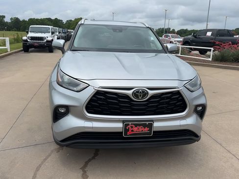 Used 2023 Toyota Highlander XLE FWD image 4