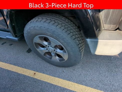 Used 2017 Jeep Wrangler Sahara w/ Connectivity Group AWD/4WD image 5