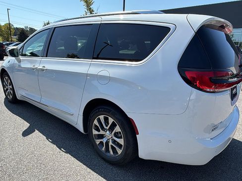 Used 2024 Chrysler Pacifica Pinnacle FWD image 10