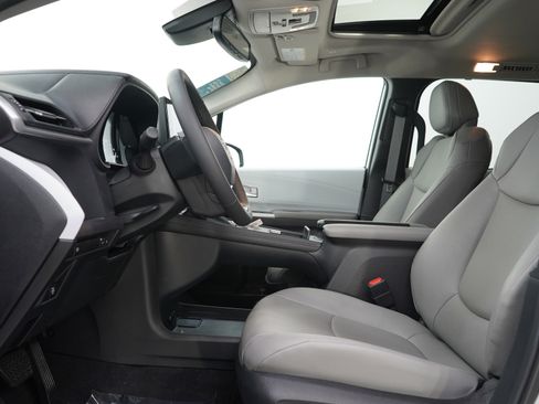 Used 2025 Toyota Sienna XLE FWD image 22