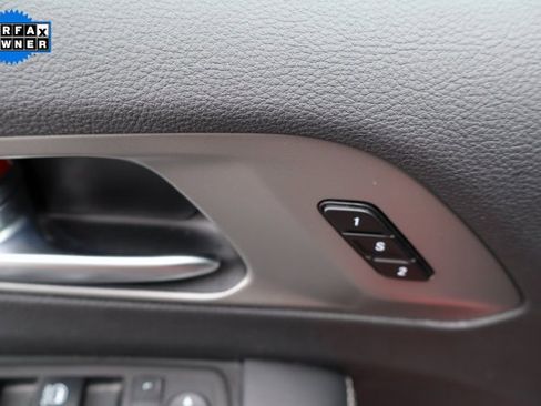 Used 2025 Chrysler Pacifica Select image 8