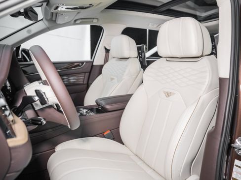 Used 2025 Bentley Bentayga Extended Wheelbase image 21