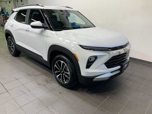 Used 2025 Chevrolet TrailBlazer LT image 2