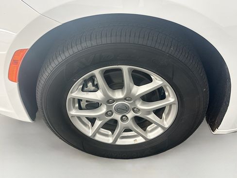 Used 2024 Chrysler Pacifica Touring-L FWD image 11