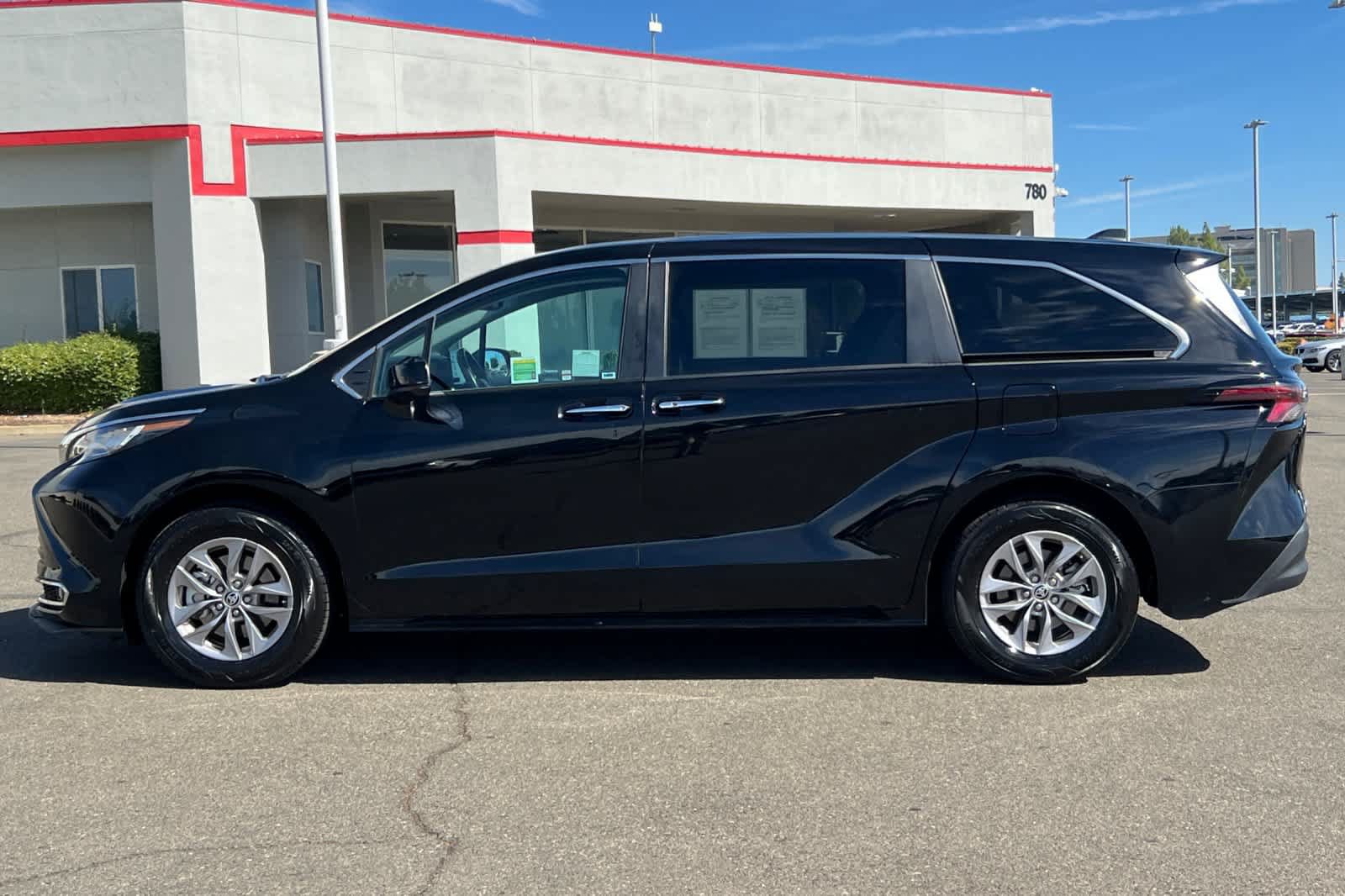 Used 2023 Toyota Sienna XLE AWD/4WD image 9