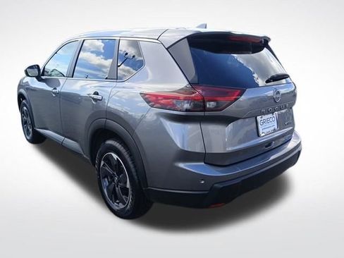 Used 2024 Nissan Rogue SV image 3