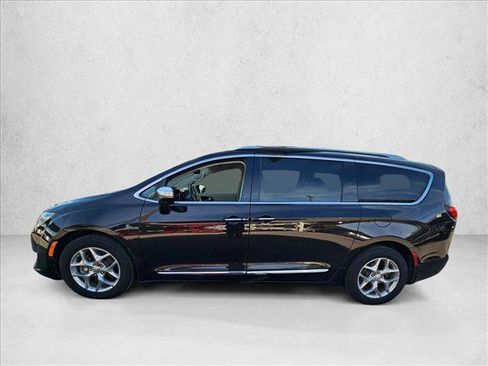 Used 2017 Chrysler Pacifica Limited image 8