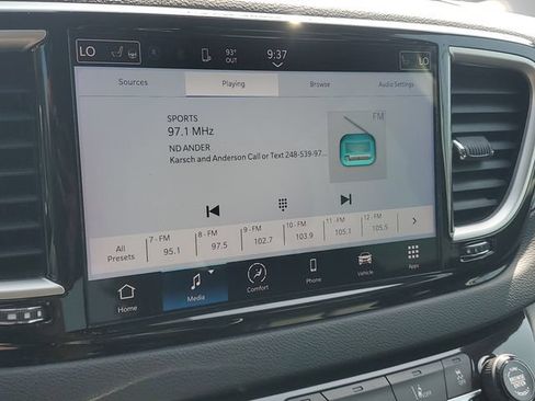 Used 2023 Chrysler Pacifica Touring-L FWD image 25