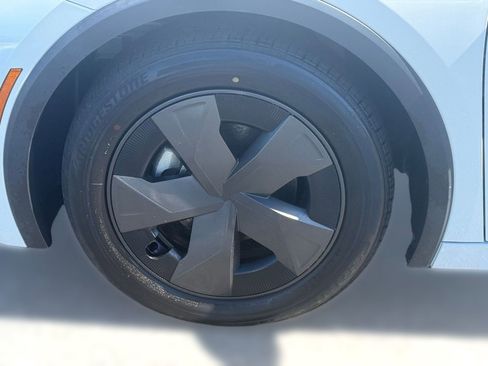 Used 2024 Toyota Prius LE image 12