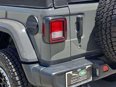 Used 2018 Jeep Wrangler Unlimited Sahara AWD/4WD image 36