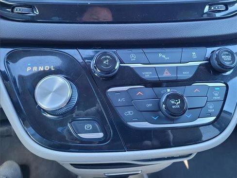 Used 2017 Chrysler Pacifica LX w/ Safetytec Group FWD image 19