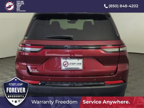 Used 2024 Jeep Grand Cherokee Altitude AWD/4WD image 5