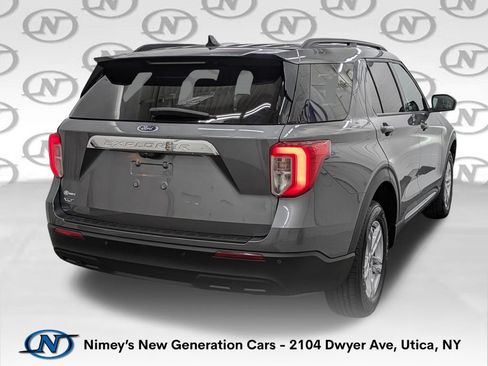 Used 2023 Ford Explorer XLT AWD/4WD image 2