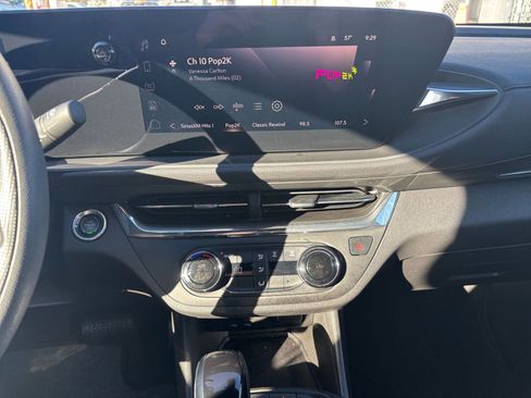 Used 2025 Buick Envista Preferred image 18