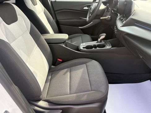 Used 2025 Chevrolet Trax LS FWD image 27
