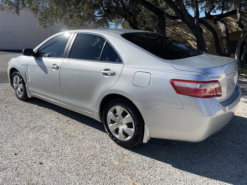 Used 2009 Toyota Camry LE FWD image 2