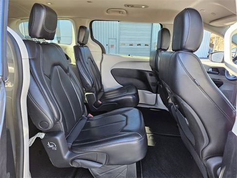 Used 2023 Chrysler Pacifica Touring-L image 14