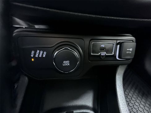 Used 2020 Jeep Renegade Latitude w/ Cold Weather Group AWD/4WD image 23