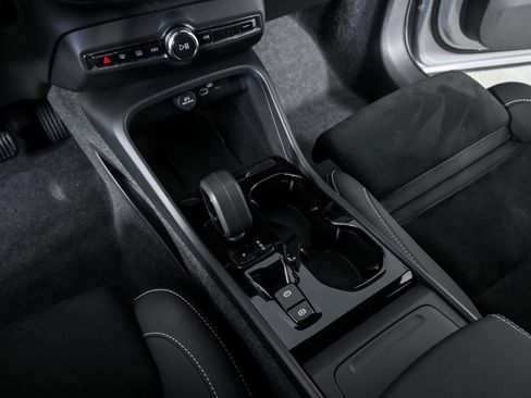 Certified 2025 Volvo XC40 B5 Plus image 18