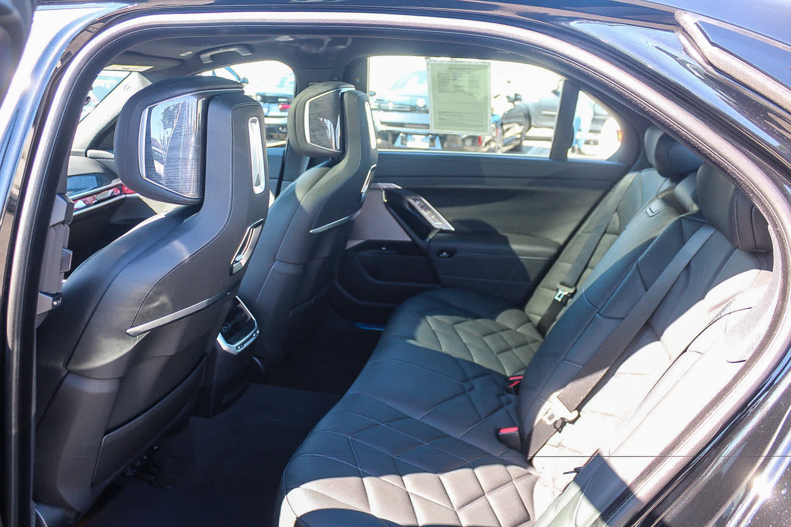 Used 2026 BMW 750e xDrive w/ Executive Package AWD/4WD image 17