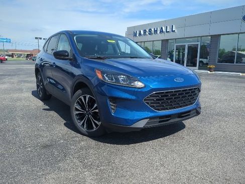 Used 2022 Ford Escape SE w/ SE Sport Appearance Package AWD/4WD image 2